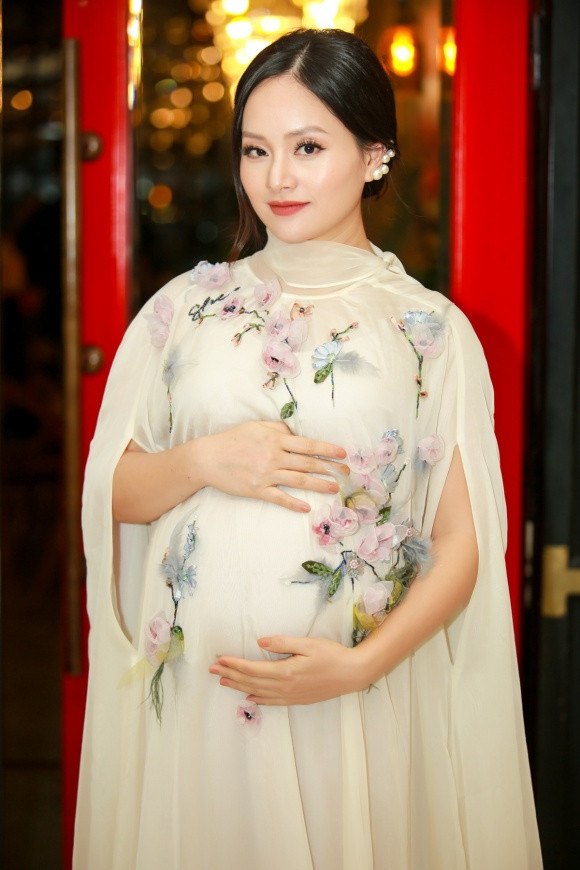 Cô vui vẻ trò chuyện và nhận nhiều lời thăm hỏi từ đồng nghiệp. Lan Phương cũng nhận được nhiều lời hỏi thăm về sức khoe sau sự cố ngộ độc thức ăn cách đây 3 ngày khiến bà mẹ trẻ ói và nhập viện.