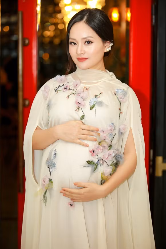 Cô vui vẻ trò chuyện và nhận nhiều lời thăm hỏi từ đồng nghiệp. Lan Phương cũng nhận được nhiều lời hỏi thăm về sức khoe sau sự cố ngộ độc thức ăn cách đây 3 ngày khiến bà mẹ trẻ ói và nhập viện.