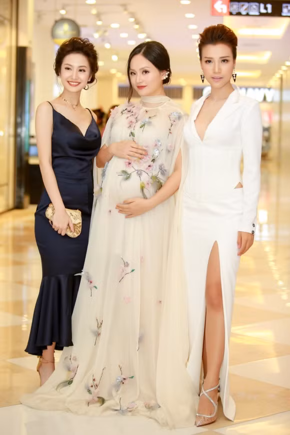 Lan Phương hội ngộ cùng các đồng nghiệp.