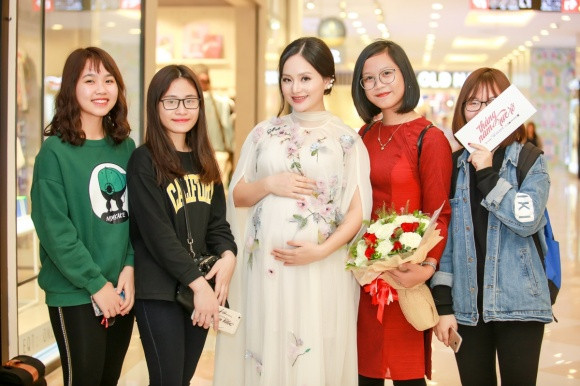 Cô tranh thủ chụp ảnh cùng các fan.