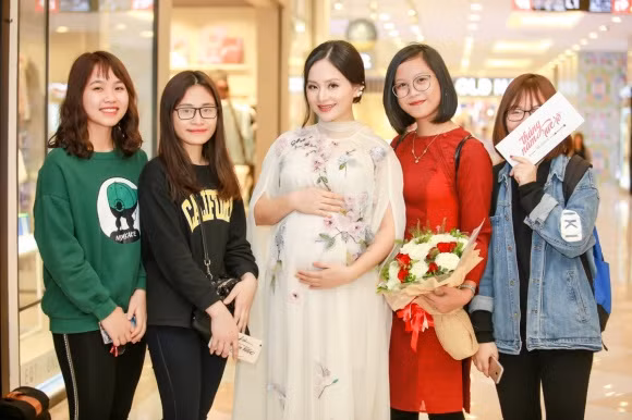 Cô tranh thủ chụp ảnh cùng các fan.