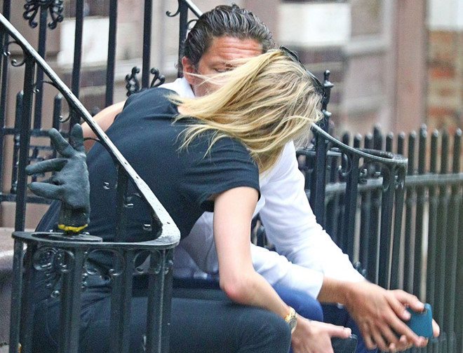 Amber Heard hôn bạn trai giàu có.