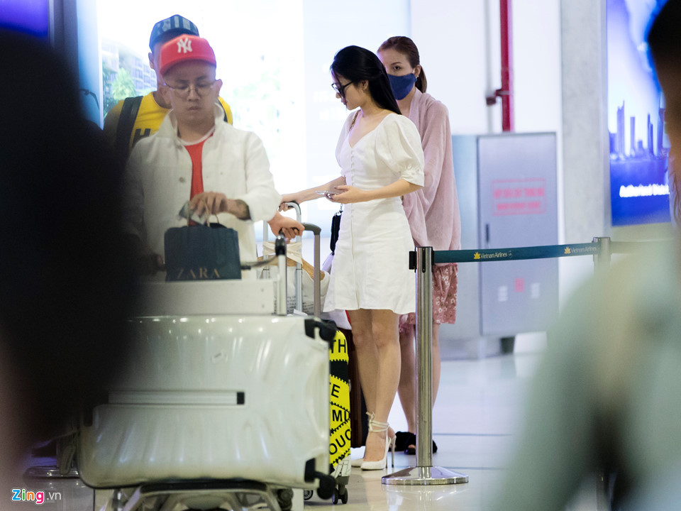  Nhã Phương làm thủ tục ở sân bay. Khác với dự đoán của nhiều người, Trường Giang không có mặt ở sân bay để đón nữ diễn viên Tuổi thanh xuân.
