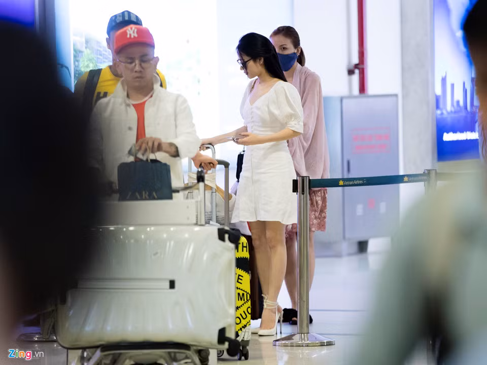  Nhã Phương làm thủ tục ở sân bay. Khác với dự đoán của nhiều người, Trường Giang không có mặt ở sân bay để đón nữ diễn viên Tuổi thanh xuân.