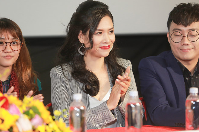 Trả lời câu hỏi về vai diễn mới, "chị Nguyệt" cho biết: "Tôi chỉ là diễn viên tay ngang, 10 năm nay tôi cũng rời xa màn ảnh để sống cuộc sống riêng nên nếu bây giờ yêu cầu tôi múa thì có thể tôi còn làm tốt hơn diễn xuất". Nhưng khi nhận vai diễn trong Mỹ nhân thần sắc, cô vẫn rất tự tin vì vai cô giáo trong phim là "vai diễn không thể thiếu, có vai trò gắn kết dòng thời gian". Với nhân vật cô giáo có vẻ ngoài lạnh lùng nhưng nội tâm ấm áp, cô hy vọng sẽ tạo ra sự khác biệt với vai "Nguyệt thảo mai" đình đám.