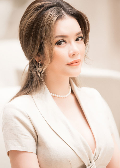 Kiểu tóc buộc thấp với phần mái được uốn nhẹ kết hợp với lối trang điểm đơn giản khiến nữ diễn viên "Mùa hè lạnh" thêm phần cuốn hút.