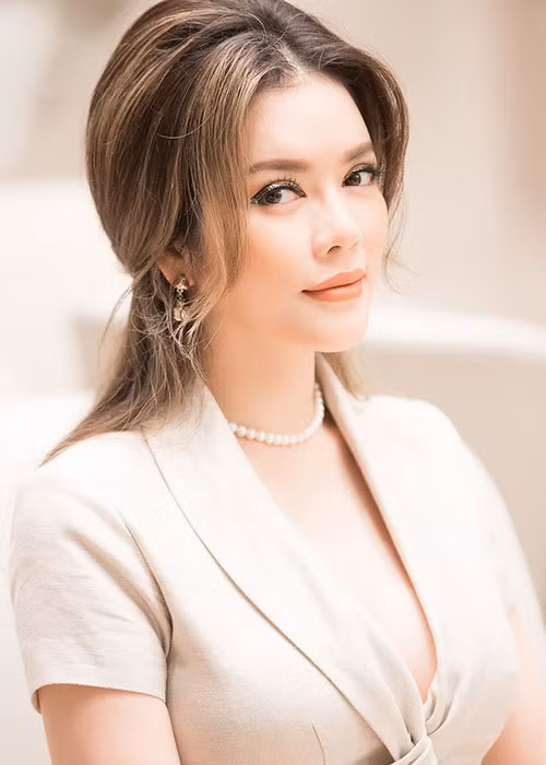 Kiểu tóc buộc thấp với phần mái được uốn nhẹ kết hợp với lối trang điểm đơn giản khiến nữ diễn viên "Mùa hè lạnh" thêm phần cuốn hút.