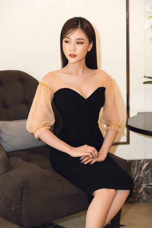 Nữ diễn viên cho biết cô đang hạnh phúc trong công việc lẫn chuyện tình cảm. Có lẽ vì vậy, không khó để phát hiện Sam ngày càng xinh đẹp và rạng rỡ. Người đẹp chia sẻ đang trong giai đoạn tìm hiểu một người. “Với tôi, anh chàng này rất khác biệt so với những người mà tôi đã từng gặp. Anh ấy mang lại cho tôi sự ấm áp và an toàn” - Sam chia sẻ.