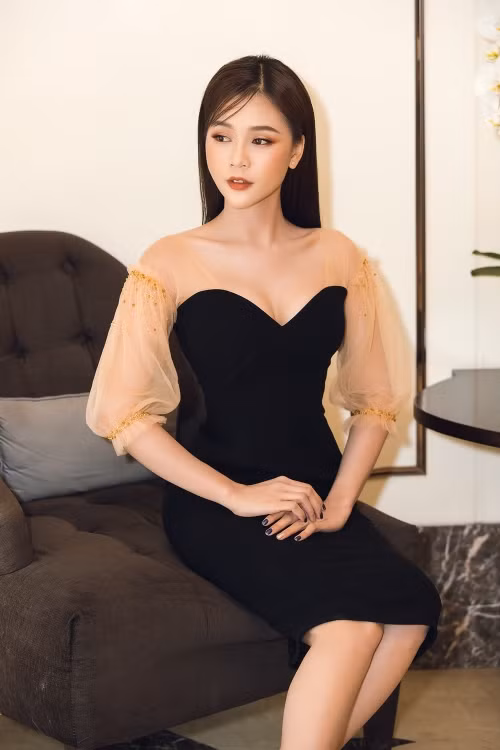 Nữ diễn viên cho biết cô đang hạnh phúc trong công việc lẫn chuyện tình cảm. Có lẽ vì vậy, không khó để phát hiện Sam ngày càng xinh đẹp và rạng rỡ. Người đẹp chia sẻ đang trong giai đoạn tìm hiểu một người. “Với tôi, anh chàng này rất khác biệt so với những người mà tôi đã từng gặp. Anh ấy mang lại cho tôi sự ấm áp và an toàn” - Sam chia sẻ.