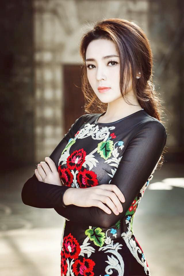 Cách tạo dáng chụp ảnh của Kỳ Duyên trong giai đoạn này cũng chưa có được khí chất fashionista như hiện tại, nhưng đường nét trên khuôn mặt cô mềm mại và biểu cảm đa dạng hơn.