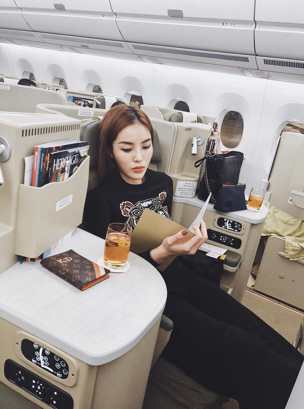 Một độc giả bình luận trên trang cá nhân của Kỳ Duyên: "Thích gương mặt lúc trước. Dễ thương, hiền! Bây giờ mặt dài và đơ quá. Cứng cứng". Bên cạnh đó, vẫn có nhiều người để lại bình luận yêu thích phong cách lạnh lùng của Kỳ Duyên hiện tại, cho rằng phong cách này thực sự phù hợp với hình tượng và con người cô.