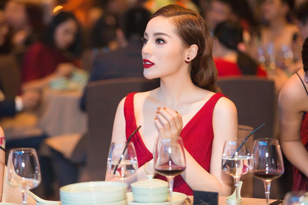 Nhưng hoa hậu phủ nhận mọi tin đồn phẫu thuật thẩm mỹ và cho biết cô chỉ giảm cân, bấm huyệt để có được nhan sắc như hiện tại. Cô cũng lấy lý do góc chụp và ánh sáng để giải thích cho hình ảnh cằm dài và nhọn bất thường.