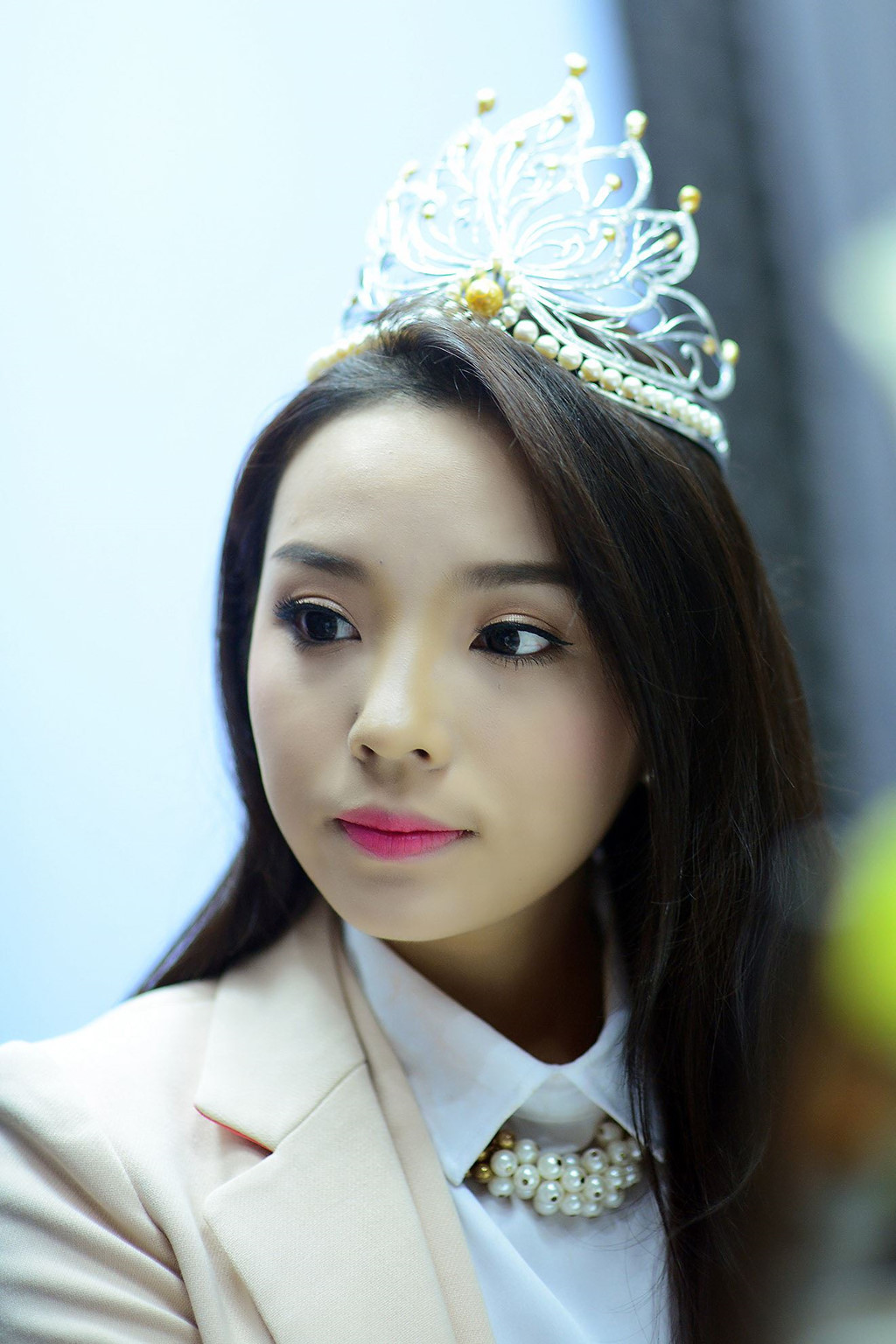 Ngay sau khi đăng quang, Hoa hậu Kỳ Duyên nhận được nhiều lời chê bai từ công chúng trên mạng, nhưng với những ai gặp trực tiếp, cô lại gây ấn tượng tốt nhờ làn da trắng, gương mặt ưa nhìn và biểu cảm dễ thương.