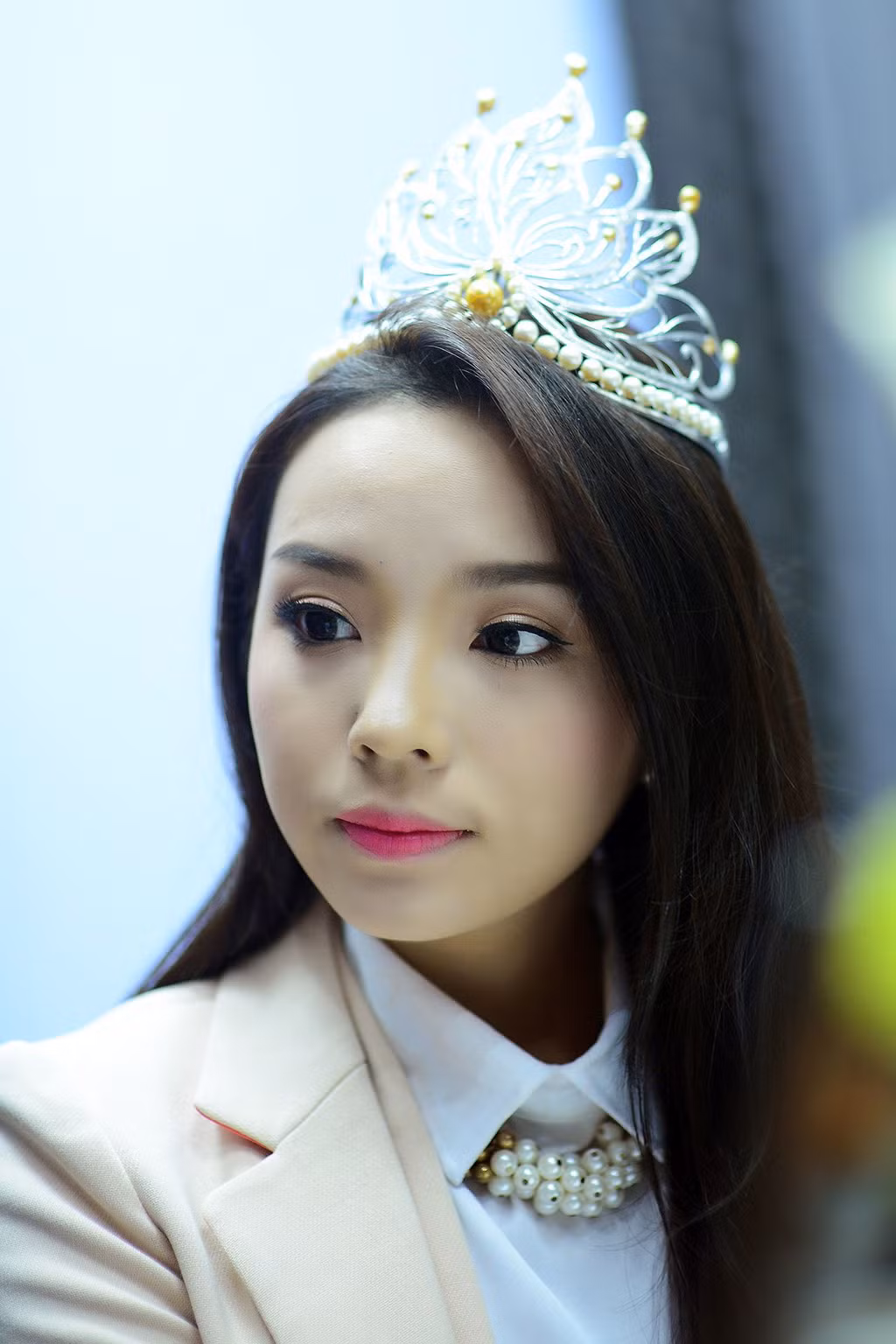 Ngay sau khi đăng quang, Hoa hậu Kỳ Duyên nhận được nhiều lời chê bai từ công chúng trên mạng, nhưng với những ai gặp trực tiếp, cô lại gây ấn tượng tốt nhờ làn da trắng, gương mặt ưa nhìn và biểu cảm dễ thương.