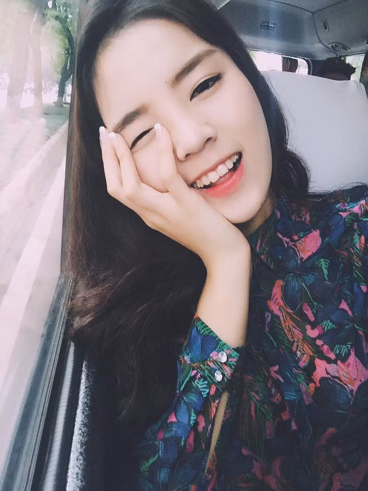 Lúc mới trở thành hoa hậu, kể cả khi vướng scandal, hình ảnh Kỳ Duyên nở nụ cười khá phổ biến. Cô cũng thường xuyên chụp ảnh với phong cách dịu dàng, vui tươi, đúng lứa tuổi.