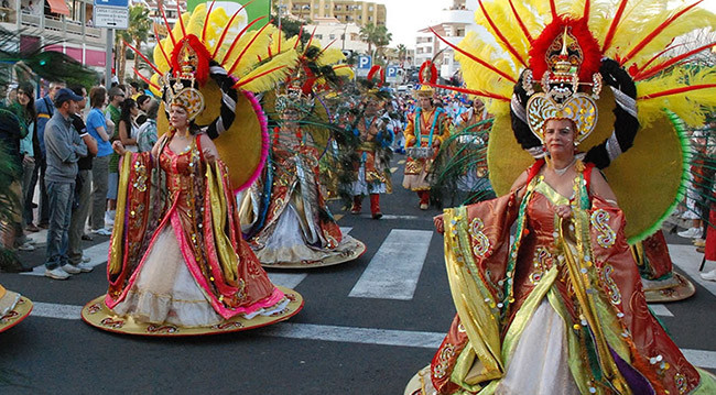Santa Cruz de Tenerife, Quần đảo Canaria: Carnival được tổ chức dưới danh hiệu "Lễ hội mùa đông". Lễ hội bắt đầu từ diễu hành kiểu hiện đại đến đốt lửa và nhảy múa theo tục lệ truyền thống, với những phụ nữ trong trang phục hóa trang lộng lẫy. Lễ hội bắt đầu muộn và kết thúc vào sáng sớm ngày hôm sau.