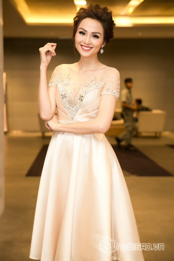 Diễm Hương diện đầm hồng nude cực trẻ trung và thanh lịch.