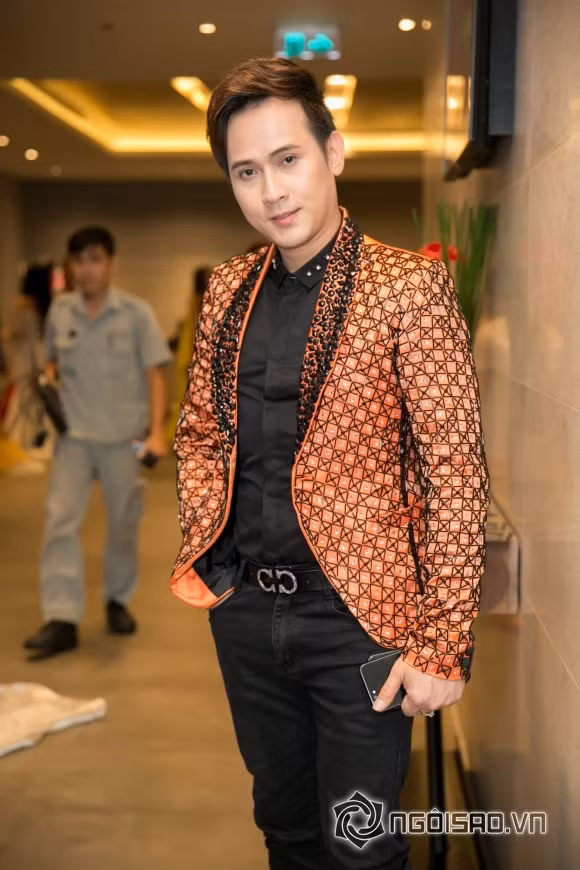 Nguyên Vũ diện vest cam kết đá đen lạ mắt.