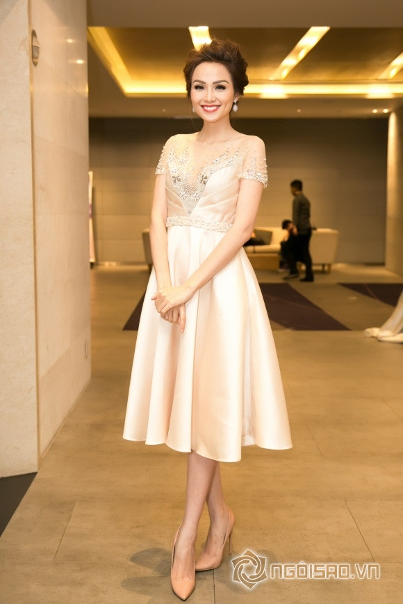 Chiều qua (21/5), xuất hiện tại sự kiện, Hoa hậu Diễm Hương diện đầm hồng nude thanh lịch, dịu dàng. Nàng Hậu gây bất ngờ với thân hình thon gọn và dung nhan trẻ trung hơn cả gái 18 của mình.