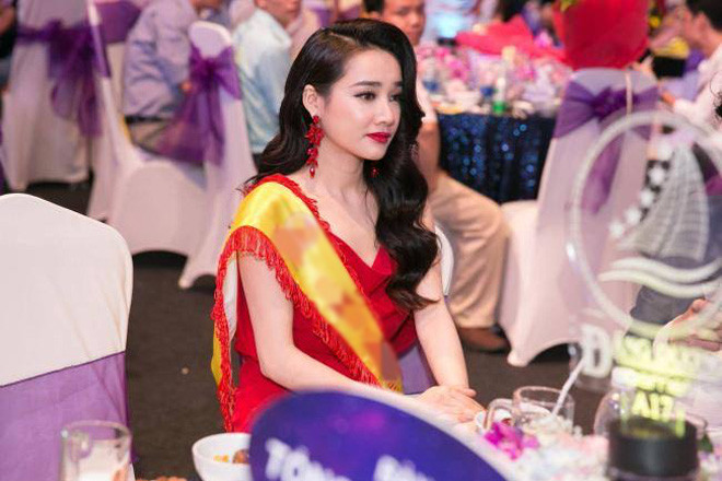 Biểu cảm của Nhã Phương khi xem Trường Giang hát như sắp khóc trên sân khấu.