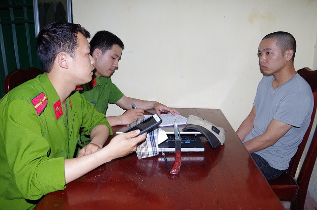 Đêm tối, Trần Tuấn Anh đột nhập vào chùa, kề dao khống chế, trói và nhét giẻ vào miệng sư cô để cướp tài sản (ảnh: Công an tỉnh Hà Nam)