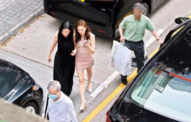 Cô vội vàng ra về khi phát hiện bị chụp hình.