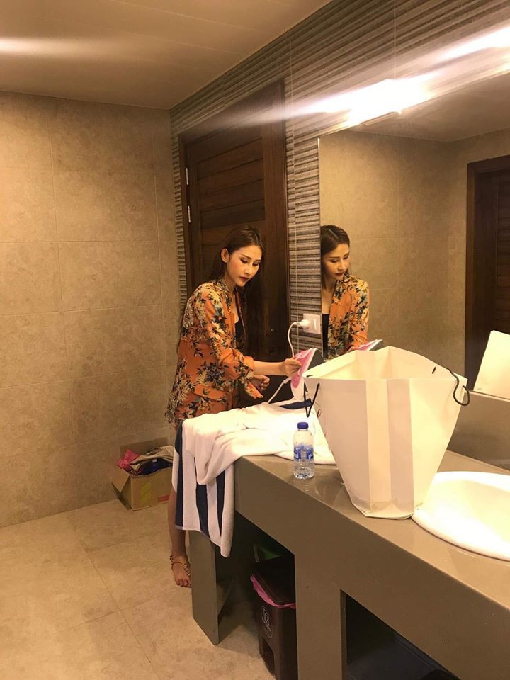 Chi Nguyễn tranh thủ đứng ủi đồ trong nhà vệ sinh.