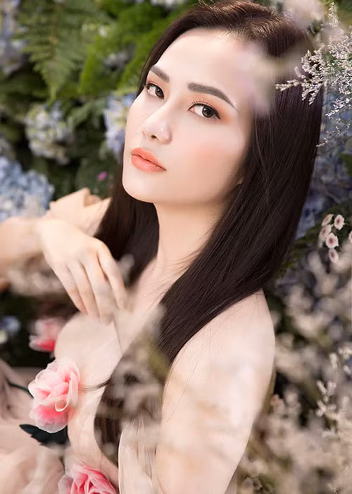 Theo thời gian, Nguyễn Diệu Linh ngày càng hoàn thiện về nhan sắc và biết tận dụng những góc đẹp của mình trong từng shoot ảnh.