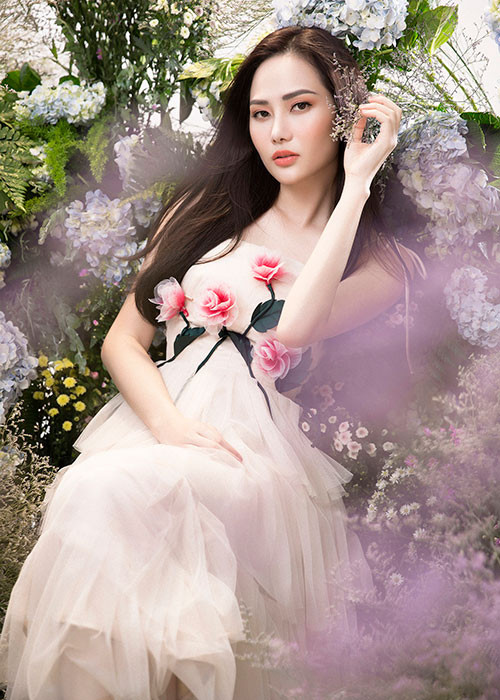 Cô sinh ra tại Hải Phòng trong một gia đình có truyền thống làm việc trong ngành luật.