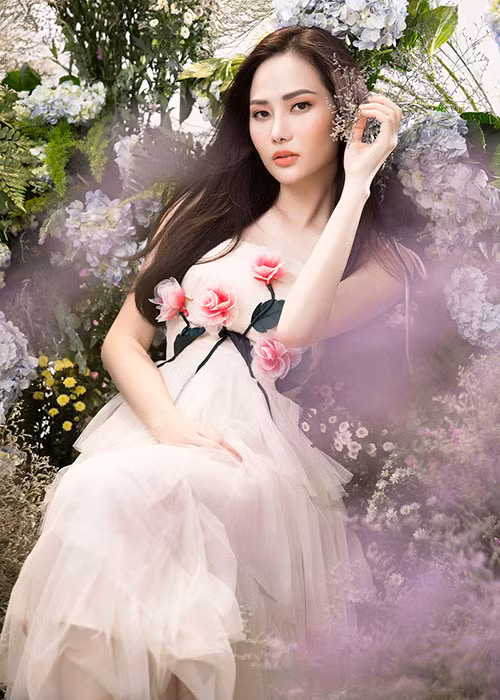 Cô sinh ra tại Hải Phòng trong một gia đình có truyền thống làm việc trong ngành luật.