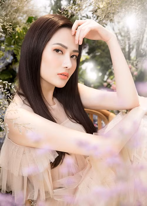 Trong bộ ảnh vừa thực hiện, Nguyễn Diệu Linh hóa thành nàng tiên hoa lộng lẫy.