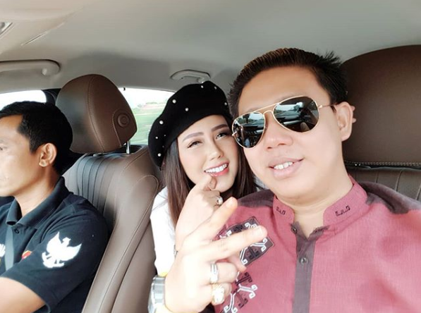 Từ đây, Rey từ một nữ MC kênh thể thao bình thường bỗng chốc được bước chân vào cuộc sống xa hoa, giàu có đã khiến nhiều người không khỏi ngưỡng mộ. Nhiều người đặt câu hỏi liệu tiến đến hôn nhân một cách thần tốc như thế liệu có mang lại hạnh phúc cho cả hai.