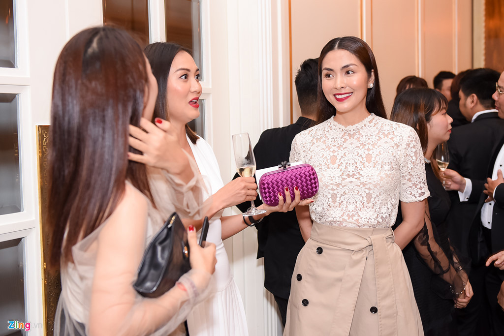 Tang Thanh Ha dien thanh lich rang ro di xem thoi trang