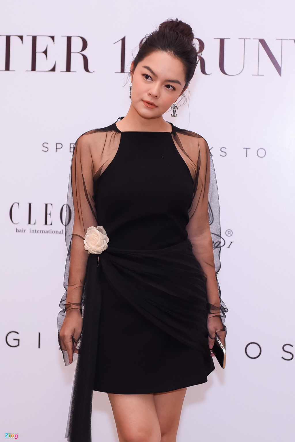 Thời gian này, ca sĩ Phạm Quỳnh Anh tích cực hoạt động nghệ thuật trở lại, liên tiếp ra mắt sản phẩm âm nhạc. Đây cũng là thời điểm cô và ông bầu Quang Huy vướng tin đồn ly hôn sau 6 năm chung sống, tuy vậy cả hai đều im lặng.