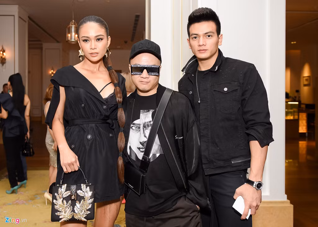 Á hậu Hoàn vũ Mâu Thủy chụp ảnh cùng nhà thiết kế Đỗ Mạnh Cường và người mẫu Xuân Tiền.