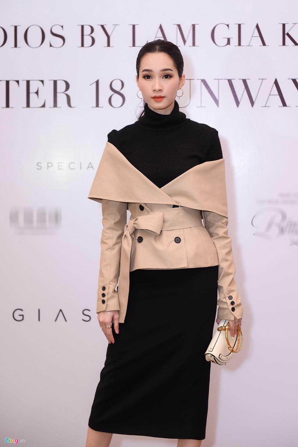 Hoa hậu Đặng Thu Thảo phối đồ phá cách, ấn tượng, khác hẳn hình ảnh nữ tính, dịu dàng quen thuộc. Sáu tháng sau khi sinh em bé, Thu Thảo đã lấy lại vóc dáng thon gọn như trước đây, nhan sắc ngày càng mặn mà.