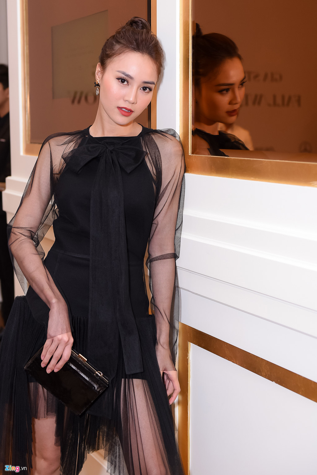 Ninh Dương Lan Ngọc chọn bộ đầm đen kiểu cách, nhấn nhá bằng các lớp vải xuyên thấu khi đi xem thời trang. Mới đây, nữ diễn viên ra mắt MV Gái già tuyển phi công gây tranh cãi. Đứng trước bình luận trái chiều, Lan Ngọc bày tỏ cô làm sản phẩm âm nhạc chỉ để cho vui, không có ý định theo đuổi chuyên nghiệp.