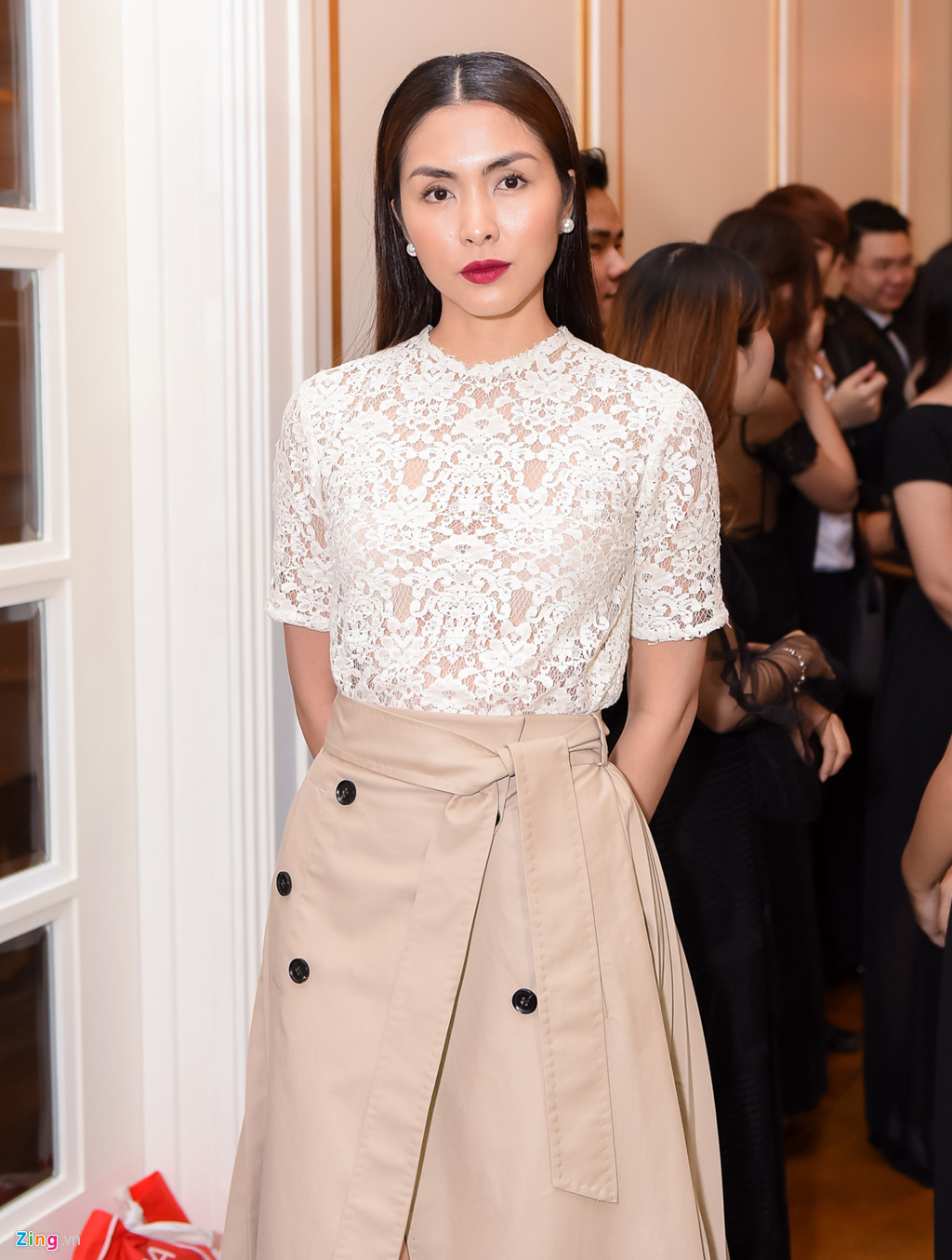 Là khách mời ở show thời trang tối 21/9 tại TP.HCM, diễn viên Tăng Thanh Hà diện bộ cánh đơn giản, thanh lịch, kết hợp chân váy kaki và áo ren. Bà mẹ hai con được nhận xét vẫn trẻ trung, xinh đẹp.