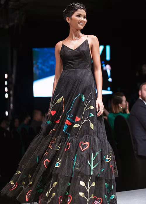 Hình ảnh H'hen Niê trên sàn diễn sự kiện Vietnam International Fashion Week 2018.
