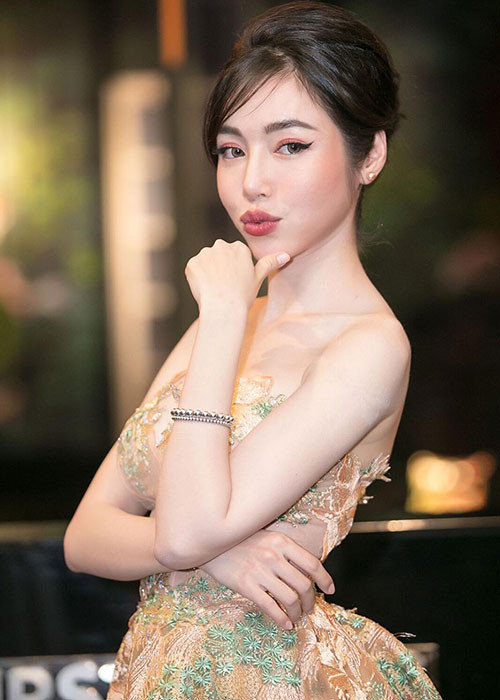 Elly Trần gợi cảm hút mắt tại sự kiện.