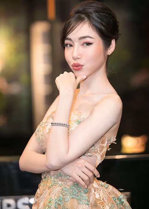 Elly Trần gợi cảm hút mắt tại sự kiện.