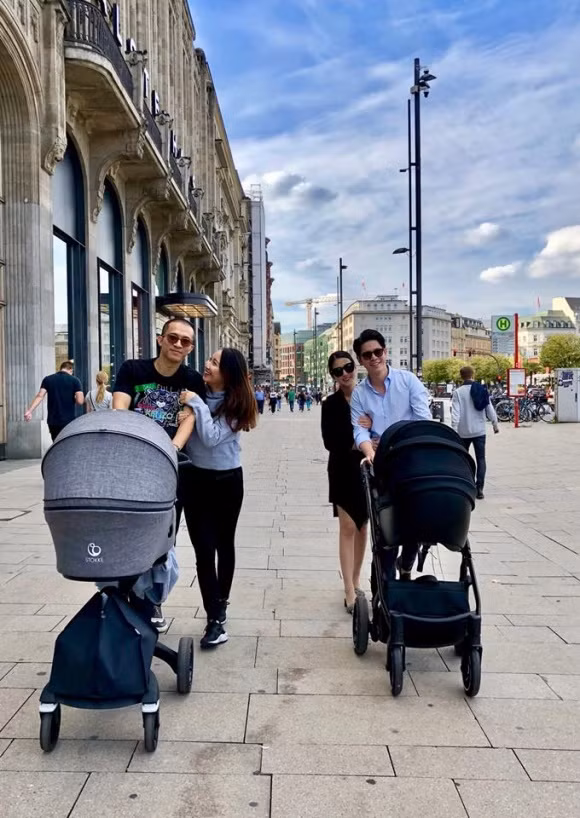 Mới đây, người đẹp đăng ảnh cùng chồng đưa con đi chơi vô cùng vui vẻ.