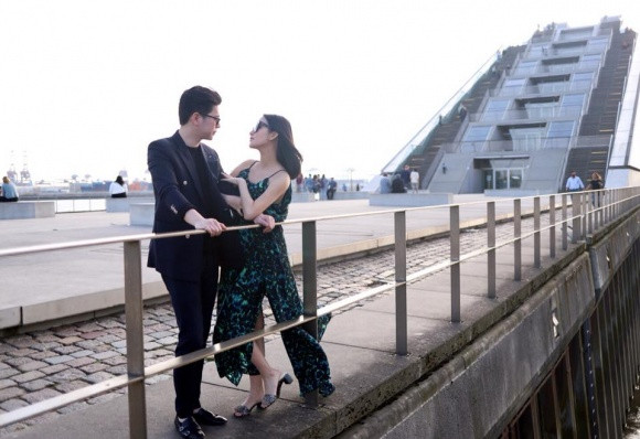 Sau một thời gian mang bầu, vợ chồng của Mai Hồ đã chào đón thành viên mới. Khoảng cuối tháng 8, Mai Hồ xác nhận đã sinh con.