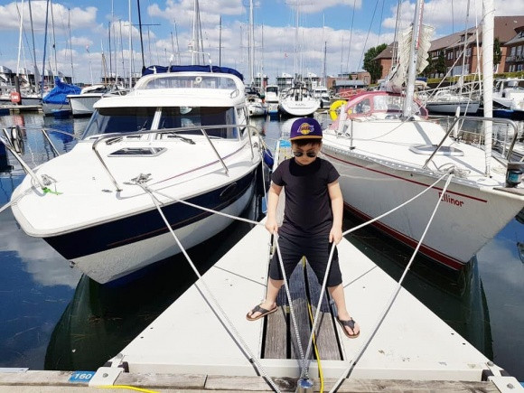 Con trai riêng của Mai Hồ giờ đã cao lớn, đẹp trai. Cậu bé nhanh chóng thích nghi với cuộc sống ở Đức.