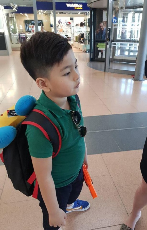 Cậu bé cao lớn và ngày càng đẹp trai.