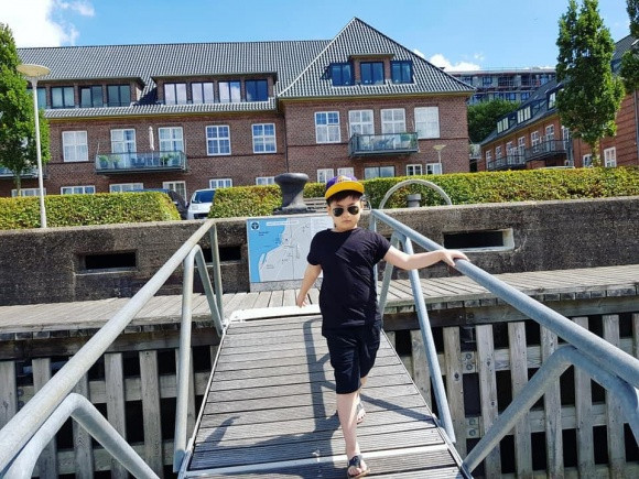 Con trai của Mai Hồ và chồng cũ đã thích nghi với cuộc sống ở nước ngoài.