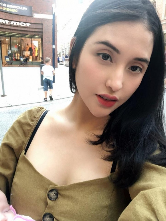 Qua hình ảnh có thể thấy dù sinh con chưa được bao lâu nhưng tình cũ của Trấn Thành nhanh chóng lấy lại được vóc dáng thon gọn, gương mặt xinh đẹp.