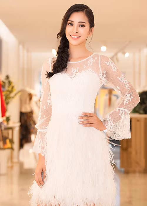 Tran Tieu Vy thu trang phuc chuan bi xuat ngoai sau dang quang