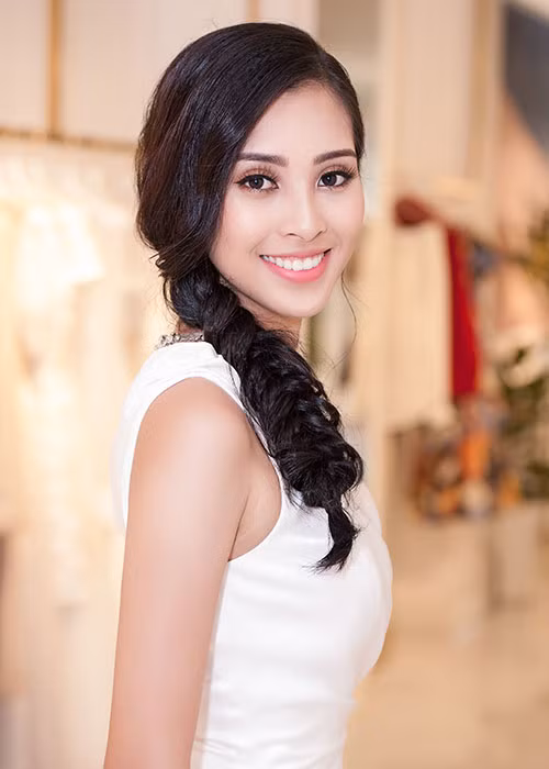 Diện trang phục với style khác nhau nhưng Tiểu Vy luôn cuốn hút người đối diện bởi sự rạng rỡ, tươi trẻ của mình.