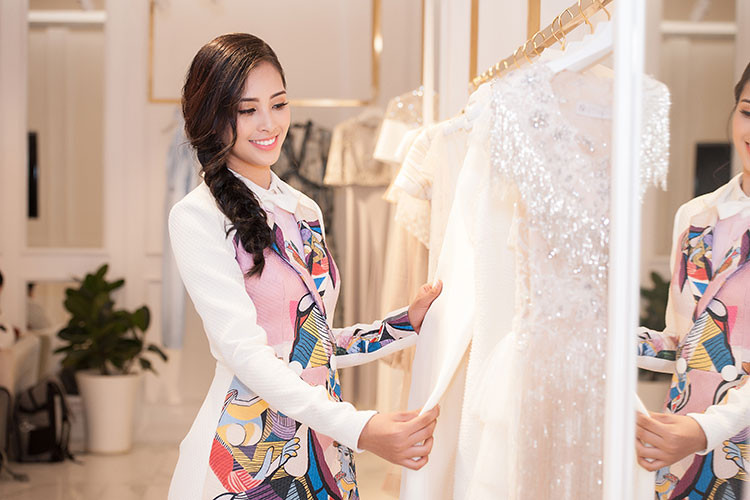 Tuy mới đăng quang nhưng Hoa hậu Tiểu Vy đã toát lên được phong thái của một ngôi sao.